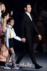 组图：亚运群星会 李英爱点火鸟叔骑马Exo斗舞