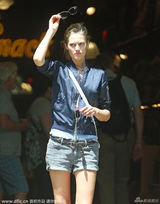 组图：小李约会被拍 见镜头超模女友丢一边！