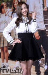 组图：金赛纶出席发布会 一袭白衣小清新