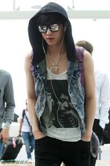 组图：EXO亮相机场 灿烈白衬衫似高中生