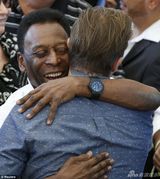 组图：小贝(贝克汉姆)带三子观世界杯决赛 与球王贝利拥抱