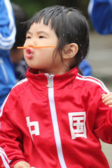 组图：《爸爸去哪儿》姐姐Grace（曹格女儿）玩游戏热情高涨