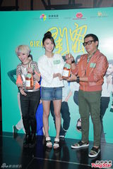 组图：薛凯琪宣传新片 与观众合影不慎走光