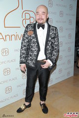 组图：黄伟文王若琳亮相 印花西装配文艺短裙