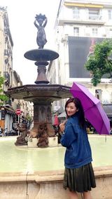 组图：菅韧姿戛纳街拍 清新演绎雨中浪漫