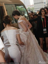 组图：《露水红颜》剧组亮相 刘亦菲白裙仙气足