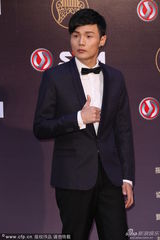 组图：大热黑马李荣浩红毯帅气 竖大拇指自信