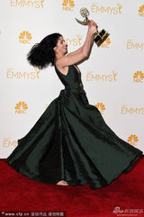 组图：萨拉-丝沃曼获得艾美奖综艺类最佳编剧