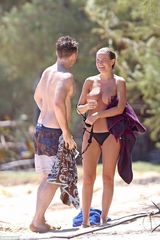 组图:超模劳拉秀巨乳戏水与阿凡达男星全裸晒浴