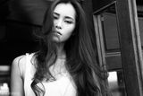 组图：田蕾希黑白大片曝光 性感冷艳神色撩人