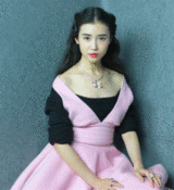 秒娱连珠：美女商场抹胸超人装抢眼