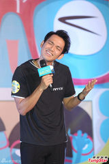 组图：钟汉良被催婚不着急 获父母现身捧场