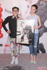 组图：梁洛施单衣仔裤简约清爽 红鼻当耳环俏皮