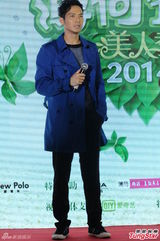 组图：钟汉良宝蓝风衣潇洒帅萌 大方分享健身经