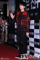 组图：张根硕红衣亮相 剪短发蓄须显沧桑