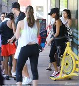 组图：贝嫂跪地挑战冰桶 被老公儿子浇成落汤鸡