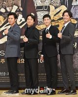 组图：《秘密之门》发布会 韩石圭等低调亮相