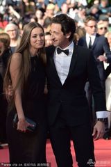 组图：影帝布罗迪携女友现身 亲吻脸颊秀恩爱