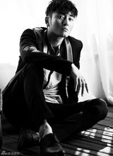 组图：李东学黑白质感大片姿态慵懒眼神深邃