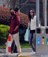 组图：王志文携妻儿现身全副武装 爱子紧贴妈妈