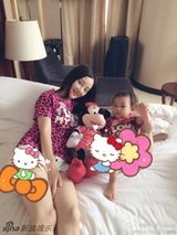 组图：抠脚女汉甜馨！李小璐和宝贝粉红母女装