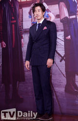 组图：《巡夜人》丁一宇郑允浩西服亮相显英气