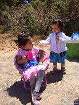 组图：蔡少芬带二女露营 小汤圆坐姿霸气赛娘娘