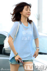 组图：少女时代 Sunny Tiffany 赴美 衣着朴素名包抢镜