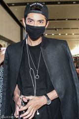 组图：吴亦凡解约后回国 戴口罩现身被粉丝拥堵