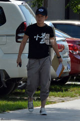 组图：少年影帝董子健开学 休闲装萌笑报到中戏