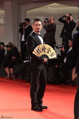 组图：《黄金时代》红毯 袁文康持扇传递中国风