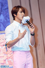 独家：郑容和会粉丝 白衣粉裤弹吉他校草气质