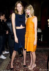 组图：泰勒-斯威夫特与超模好友同居 长腿组合超有爱！