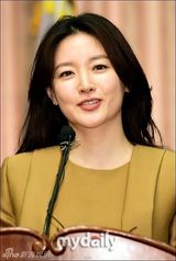 组图：李英爱出席活动 套装尽显优雅高贵