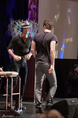 组图：《吸血鬼日记》兄弟争夺香蕉 两帅哥养眼