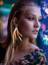 组图：莱昂纳多嫩模女友泳装秀 倚墙空虚寂寞冷