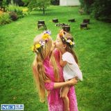 组图：大眼萝莉姐妹走红 写真妈妈掌镜精致如画