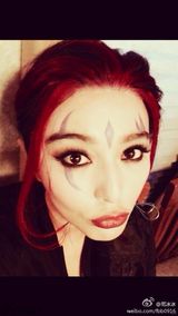 组图：范冰冰晒X战警花絮照 绿色瞳孔吸睛十足