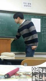 组图：首尔某高中老师走红 高个暖男五官清秀