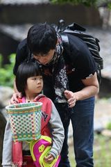 组图：萌娃独自出任务集市砍价 爸爸变装成妖怪