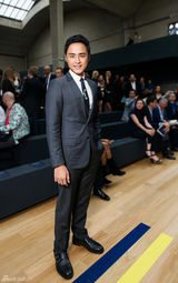 组图：明道巴黎看秀领带藏乾坤 粉丝围堵人气高