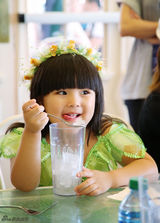 组图：王诗龄欢乐畅游迪士尼 扮花仙子可爱俏皮