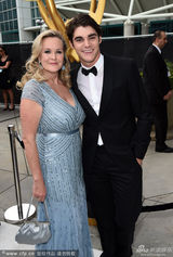 组图：《绝命毒师》男星Rj Mitte穿西装现身