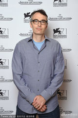 组图：《盒子怪》主创拍写真 小男主萌娃本色