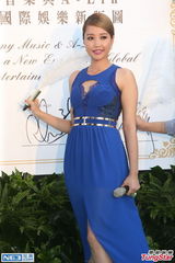 组图：A-Lin加盟新东家 李宗盛热情欢迎