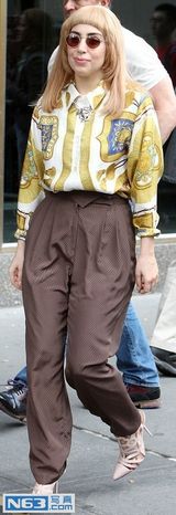 组图：Gaga顶冬菇头穿大妈服装被嘲土气