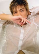 组图：岩田刚典半裸秀肉体美 看完根本把持不住