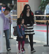 组图：徐峥女儿呆萌乖巧 母女返京与爸爸团聚