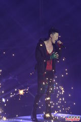 组图：林峰演唱会澳门站卖力演出 舞美绚丽