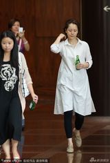 组图：海清素面朝天穿白袍现身 双眼有神状态好